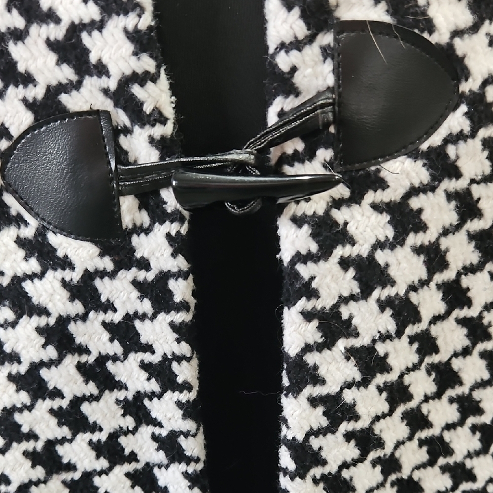 AKIRA Black and White Houndstooth Cape - Picture 4 of 8